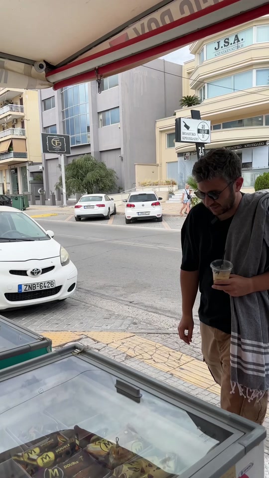 POV: Αυτός ο ένας και αποφασιστικός πελάτης! 😅 #MagicBox #ThereIsMagicInTheCity #MoreThanAKiosk #Viral #Relatable #IceCream #Funny#Offers